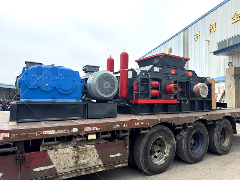 對(duì)輥制砂機(jī)在河卵石生產(chǎn)線中,如何與給料機(jī)、顎破協(xié)同? 對(duì)輥制砂機(jī)在河卵石生產(chǎn)線中,如何與給料機(jī)、顎破協(xié)同?