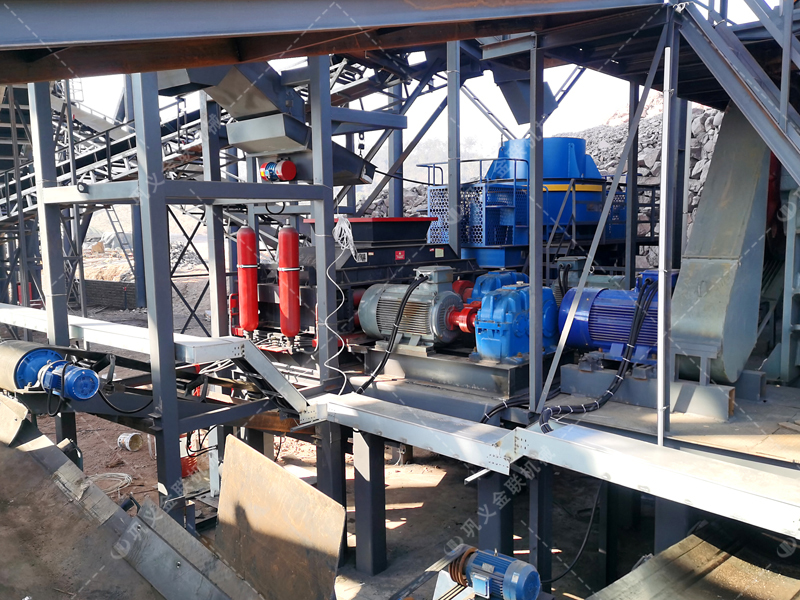 對(duì)輥制砂機(jī)在河卵石生產(chǎn)線中,如何與給料機(jī)、顎破協(xié)同? 對(duì)輥制砂機(jī)在河卵石生產(chǎn)線中,如何與給料機(jī)、顎破協(xié)同?